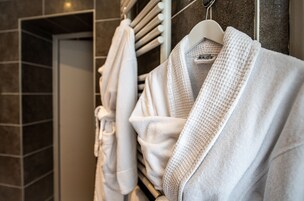 舒适客房 | 高档床上用品、迷你吧、客房内保险箱、办公桌