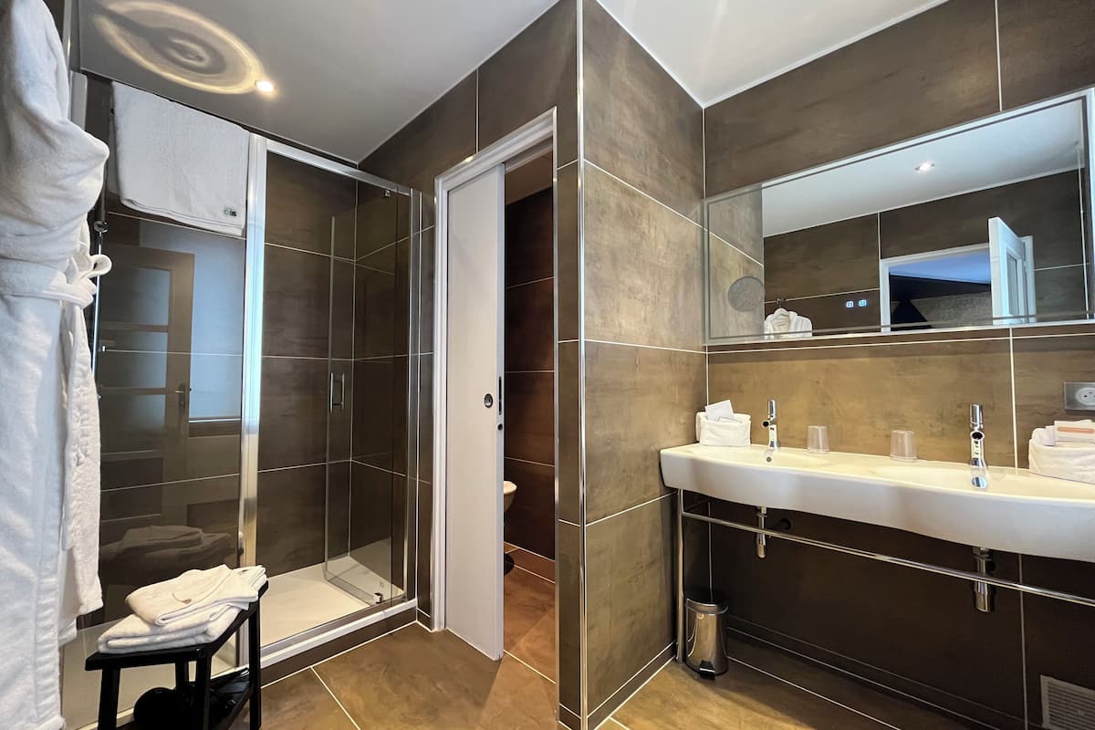 comfort triple room | bathroom | free toiletries, hair dryer, towels