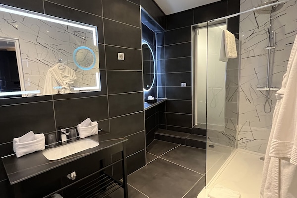Habitación Confort, vistas al puerto | Ropa de cama de alta calidad, minibar, caja fuerte y escritorio