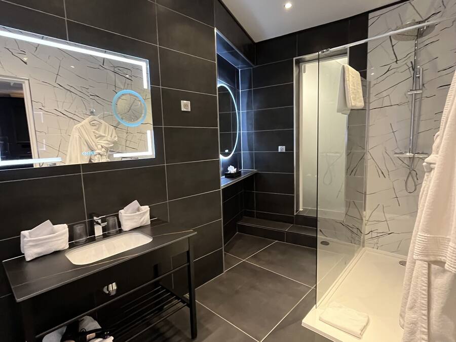 Comfort Room, Harbor View | Premium bedding, minibar, in-room safe, desk