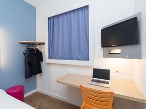Escritorio, wifi gratis y ropa de cama 