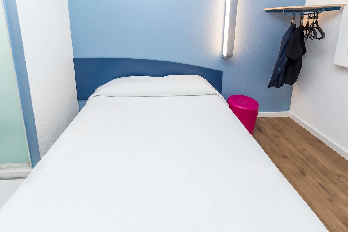 Escritorio, wifi gratis y ropa de cama