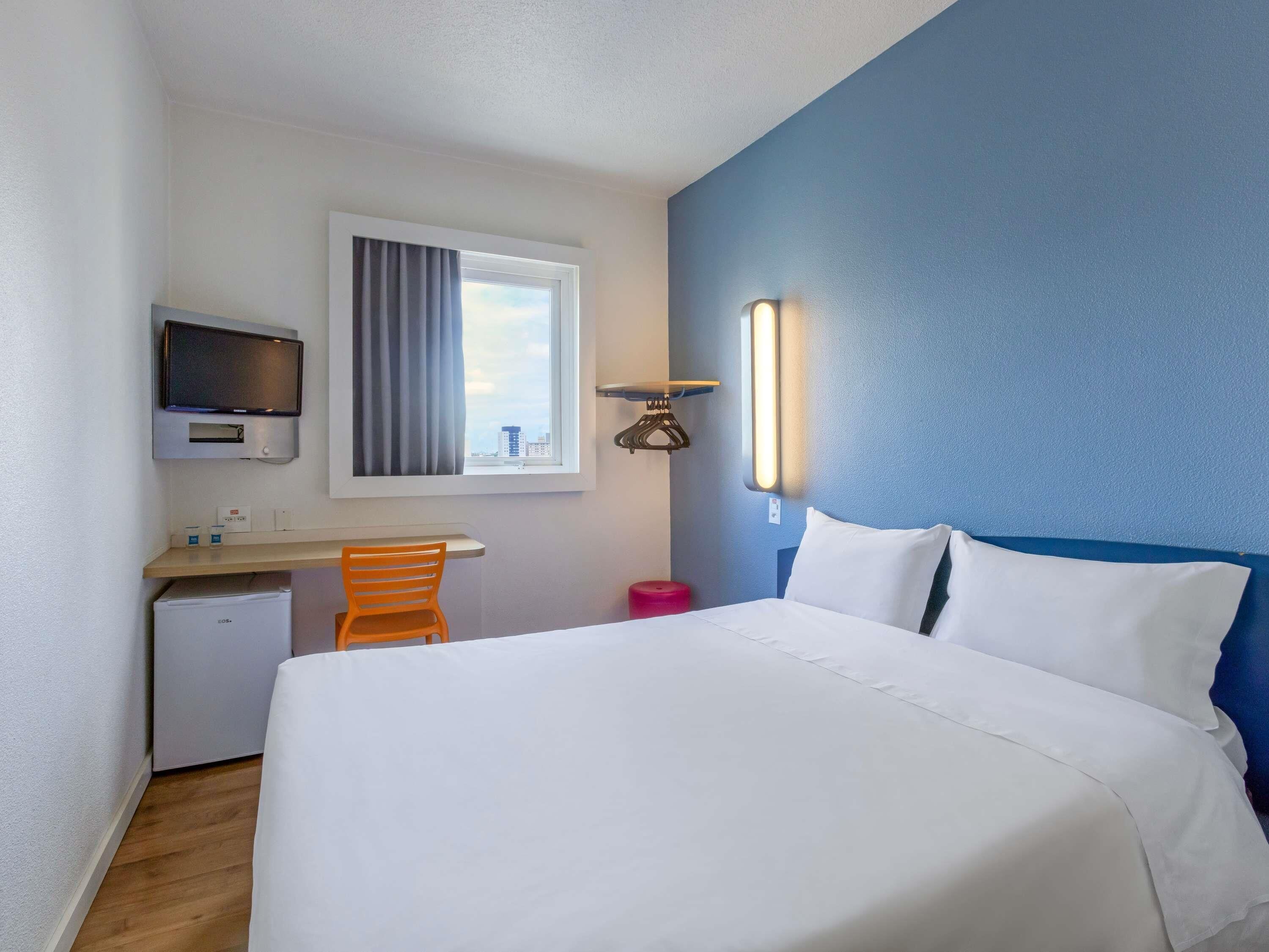 Escritorio, wifi gratis y ropa de cama 