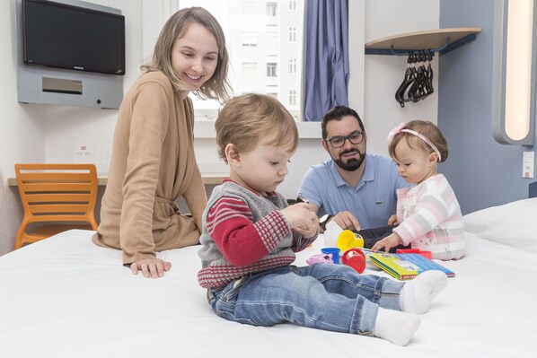 Una scrivania, Wi-Fi gratuito, lenzuola