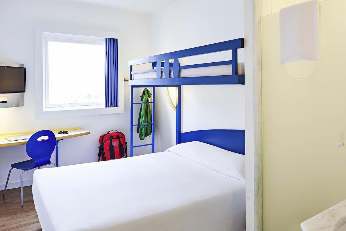 Departamento estándar, 1 cama matrimonial | Escritorio, wifi gratis y ropa de cama