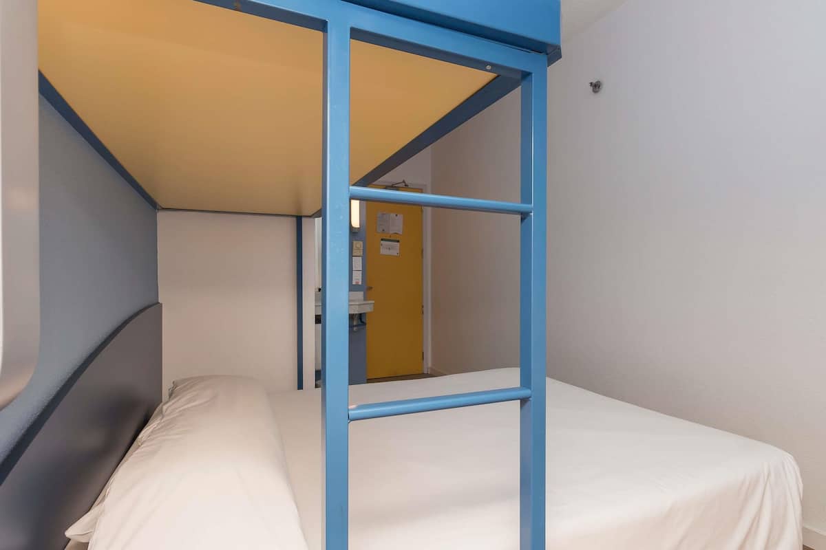 Departamento estándar, 1 cama matrimonial | Escritorio, wifi gratis y ropa de cama