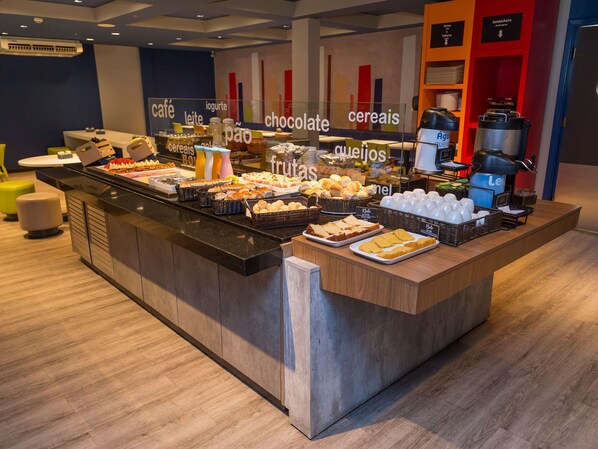 Café da manhã continental todos os dias (BRL 42.00 por pessoa) 