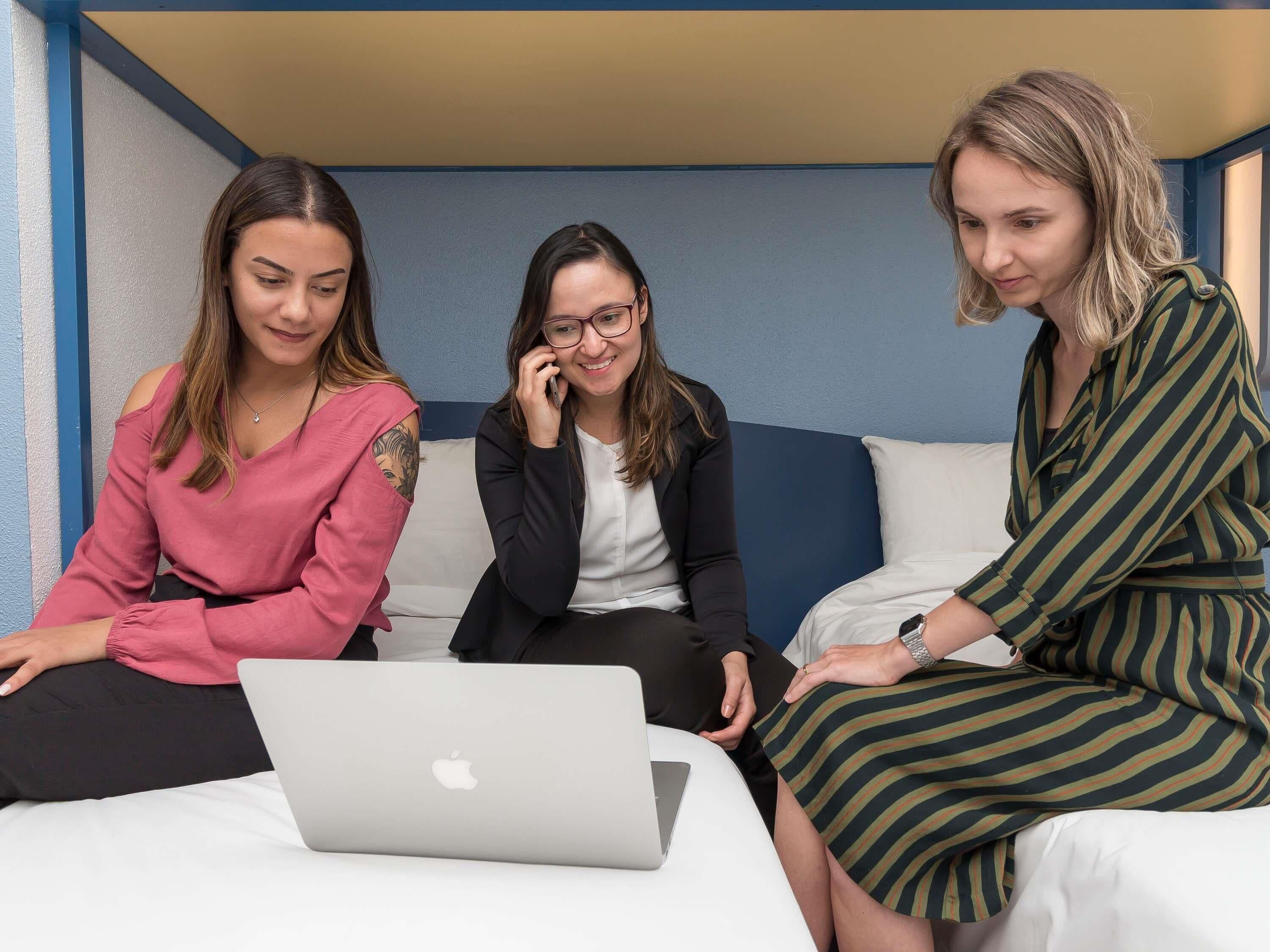 Escritorio, wifi gratis y ropa de cama 