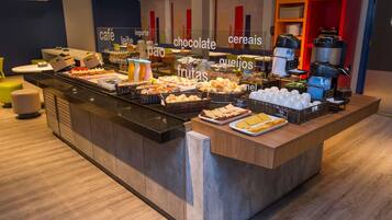 Desayuno continental (BRL 42.00 por persona)