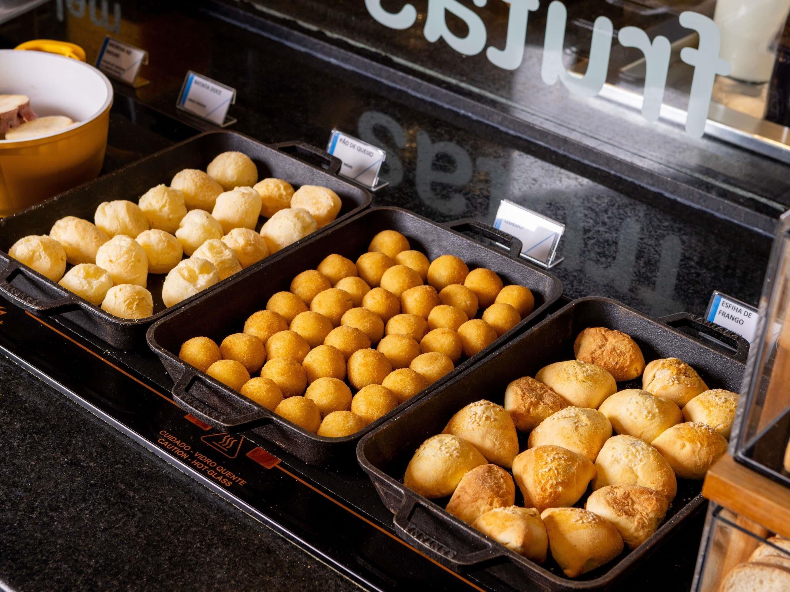 Een buffet met diverse gebakken producten, zoals broodjes en gebak.