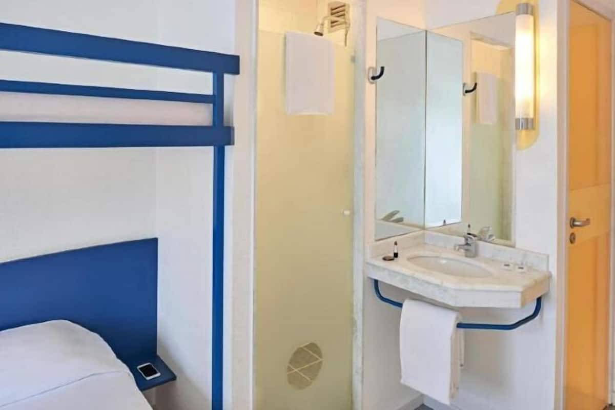 Badezimmer | Dusche, umweltfreundliche Kosmetikartikel, Handtücher