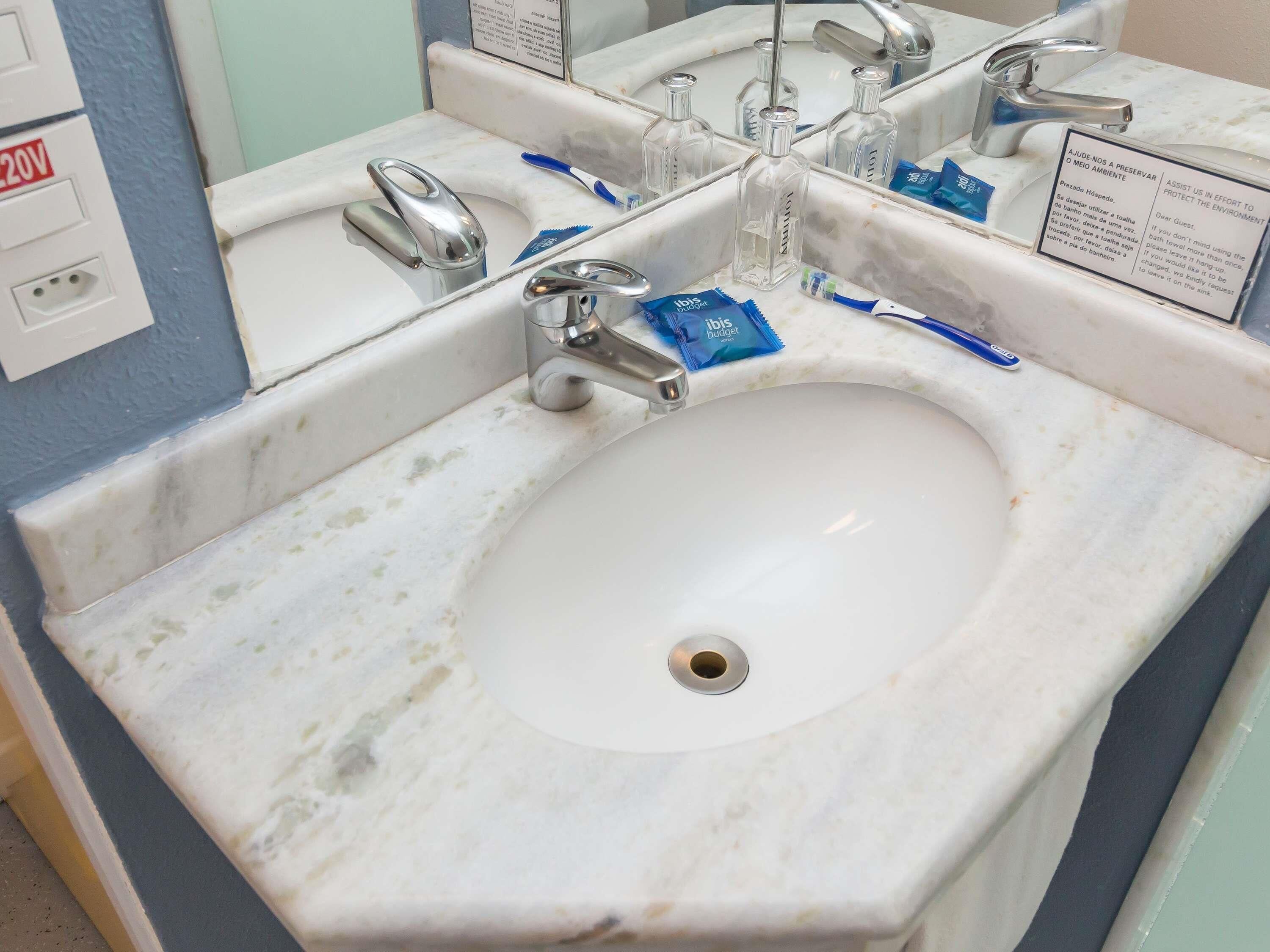 Escritorio, wifi gratis y ropa de cama 