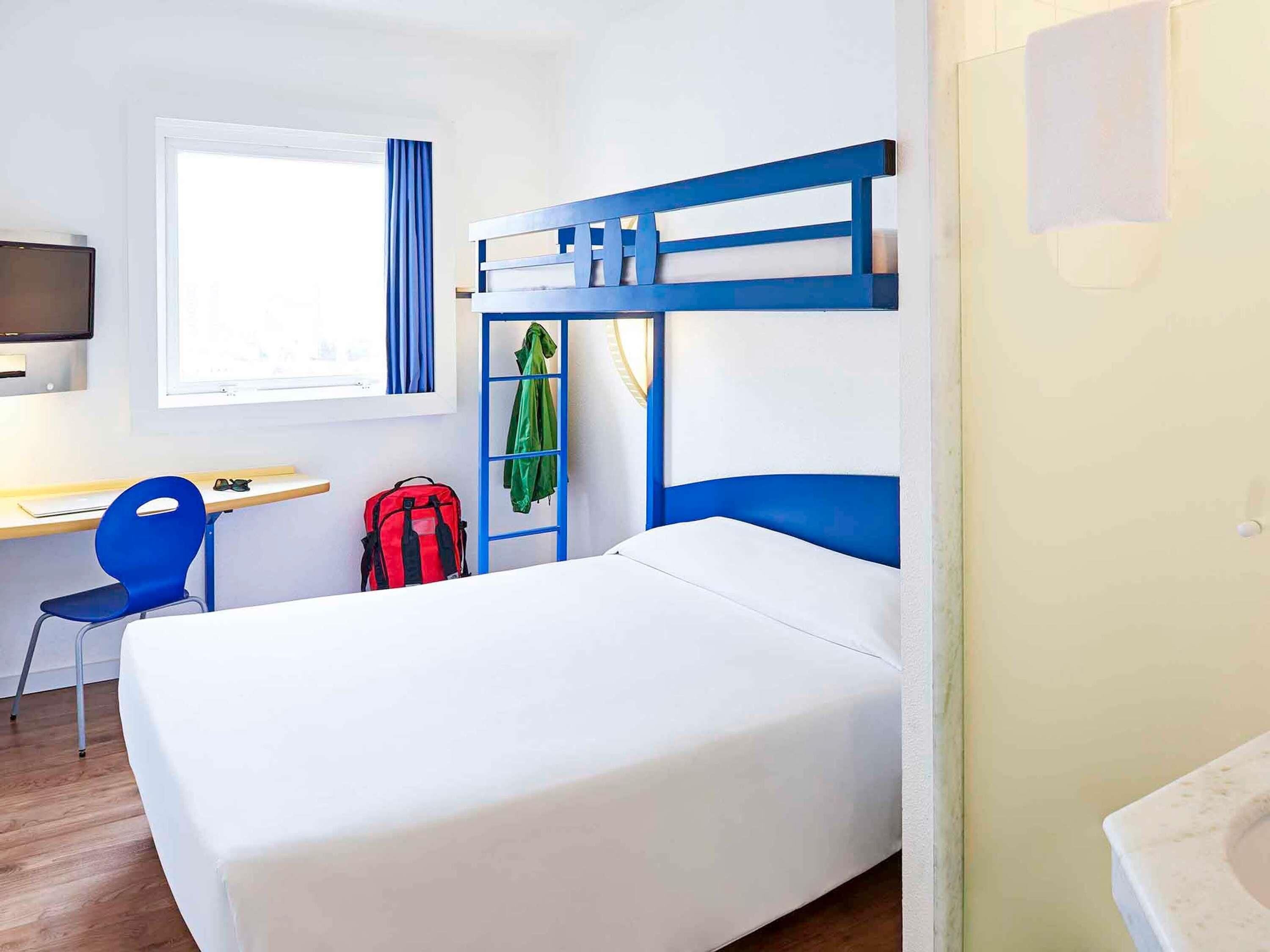 Departamento estándar | Escritorio, wifi gratis y ropa de cama 
