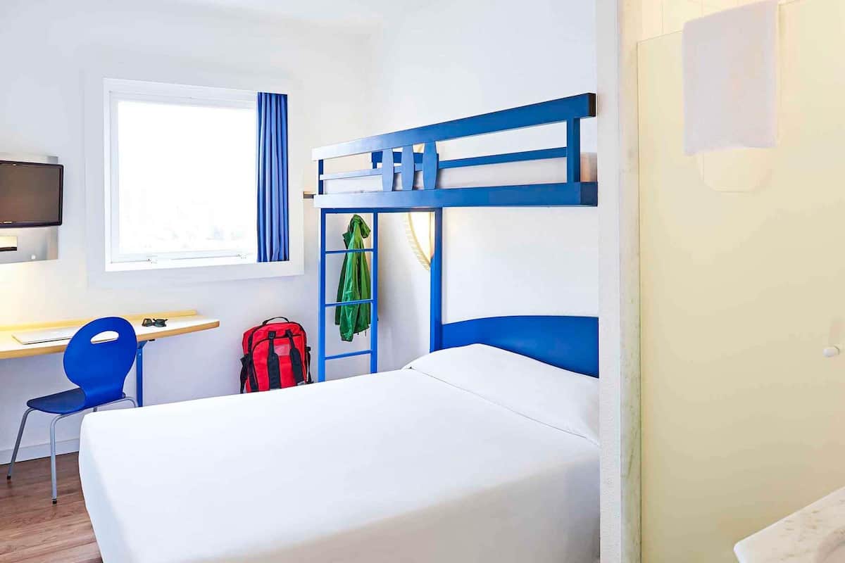 Departamento estándar | Escritorio, wifi gratis y ropa de cama