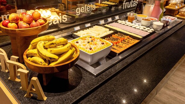 A buffet with various food options including fruits, dairy, and desserts. - ibis budget Curitiba Centro (Curitiba)