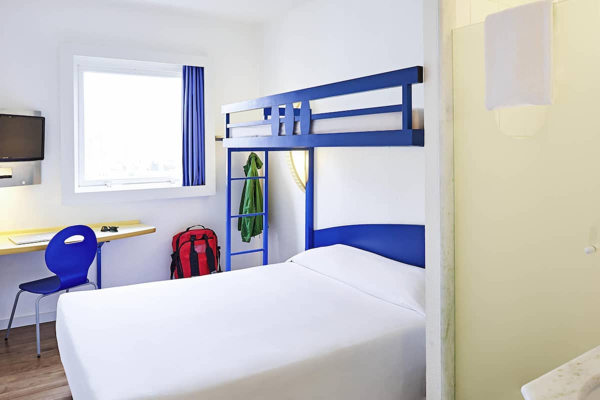 Escritorio, wifi gratis y ropa de cama