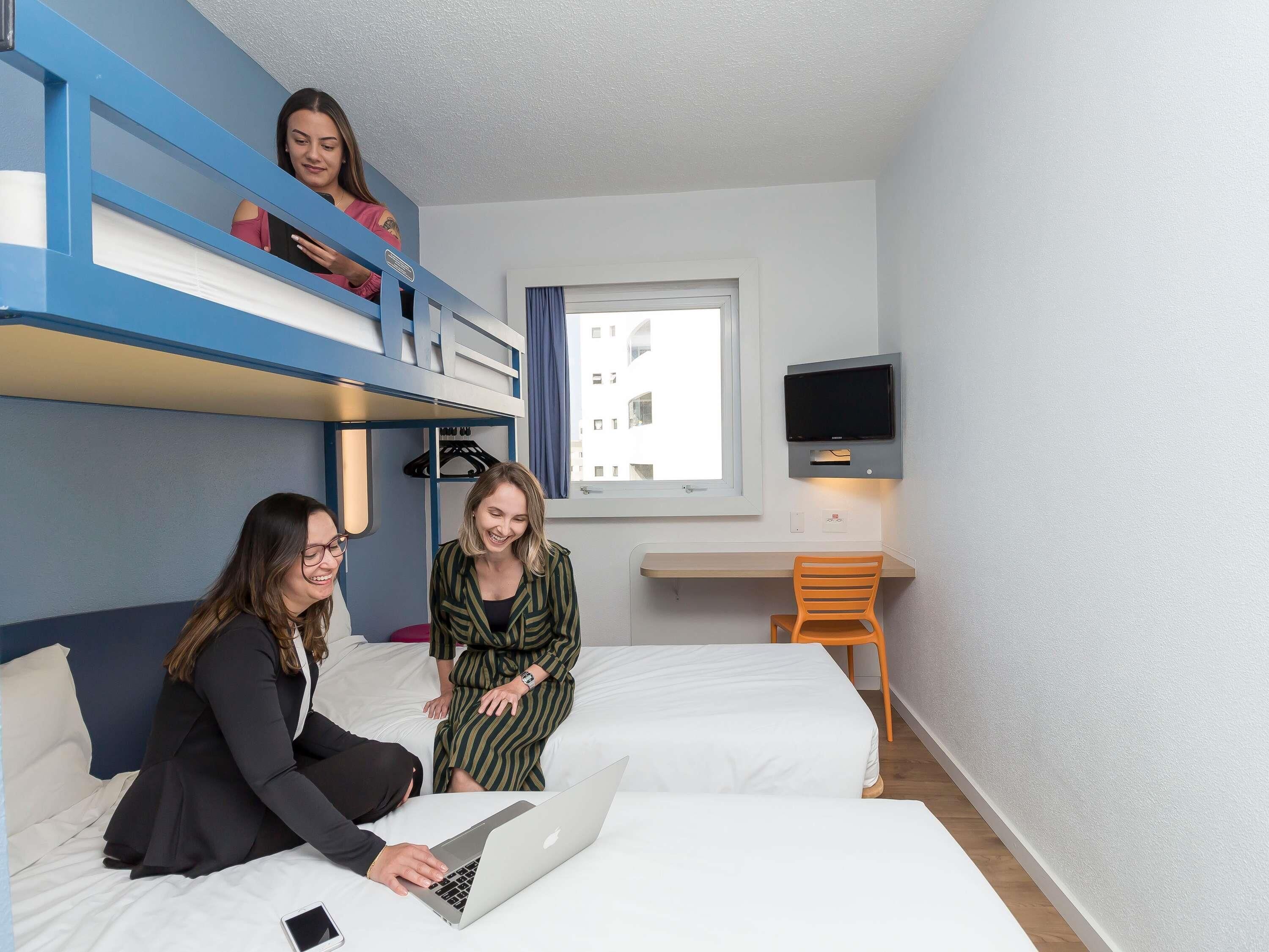 Skrivebord, wi-fi (inkludert) og sengetøy