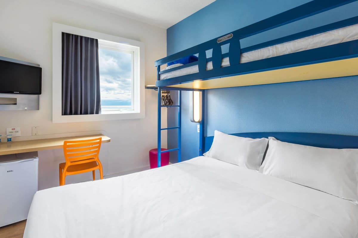Escritorio, wifi gratis y ropa de cama