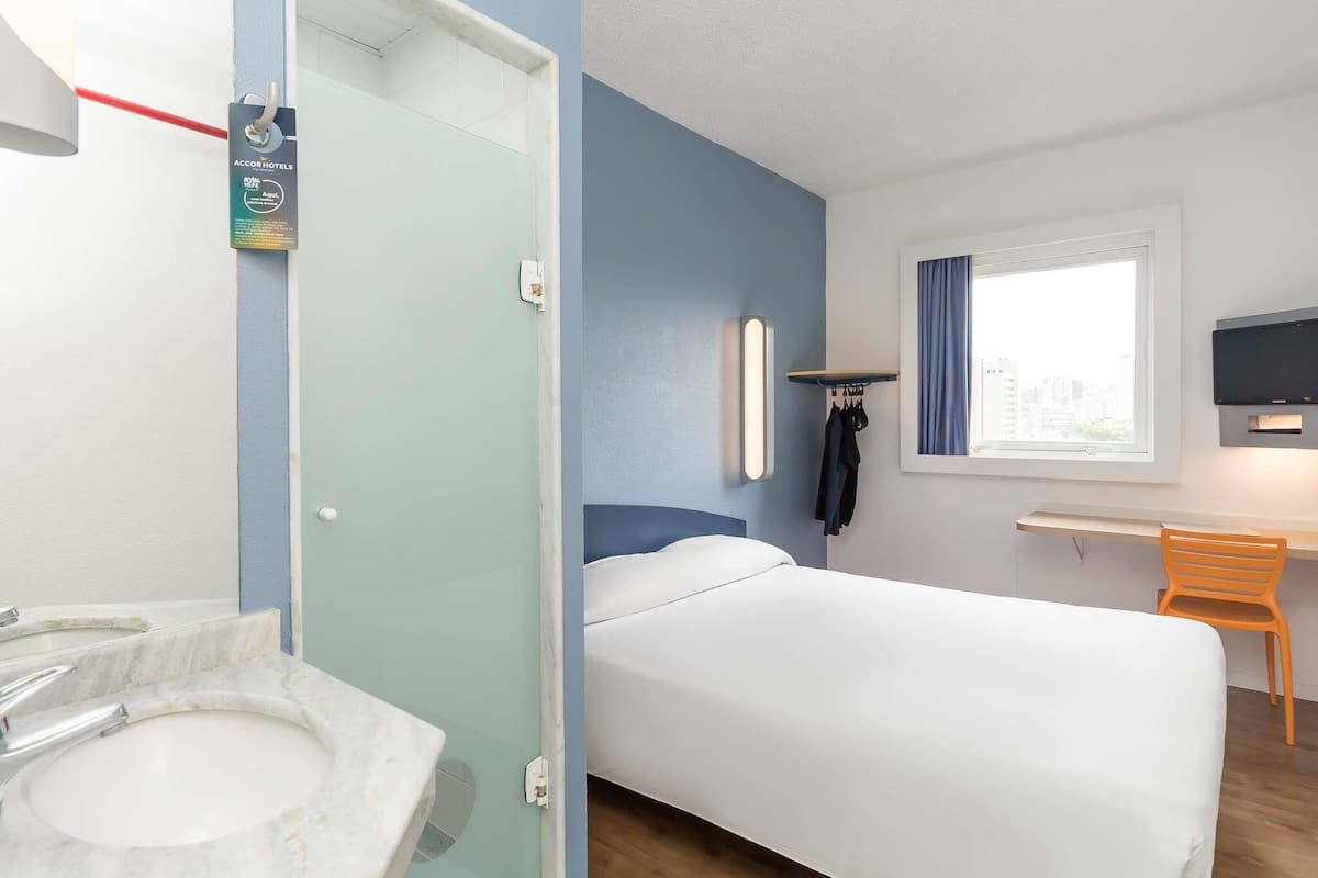 Departamento estándar, 1 cama matrimonial | Escritorio, wifi gratis y ropa de cama