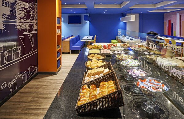 Daily continental breakfast (BRL 42.00 per person)