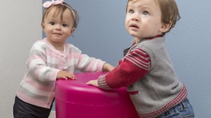 Two children interacting with a pink object. - ibis budget Curitiba Centro (Curitiba)