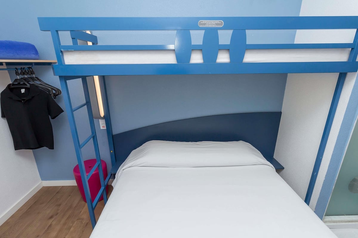 Escritorio, wifi gratis y ropa de cama