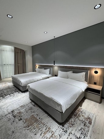 Wifi y acceso para silla de ruedas . Asia Grand Hotel