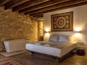 Double Room, Ground Floor | In-room safe, soundproofing, iron/ironing board, free WiFi
