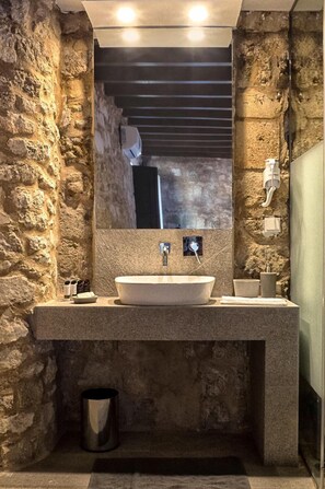 Separate bathtub and shower, rainfall showerhead, free toiletries - Trinity Boutique Hotel (Rhodes)