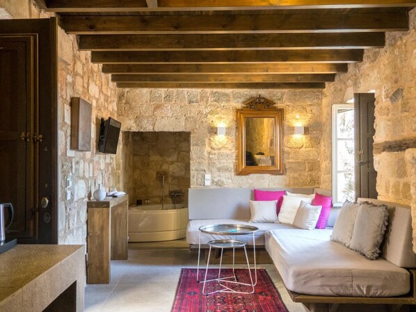 Quadruple Room (Old Town View) | Living room