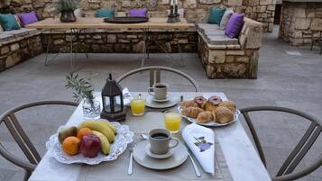 Petit déjeuner buffet (15.00 EUR par personne)