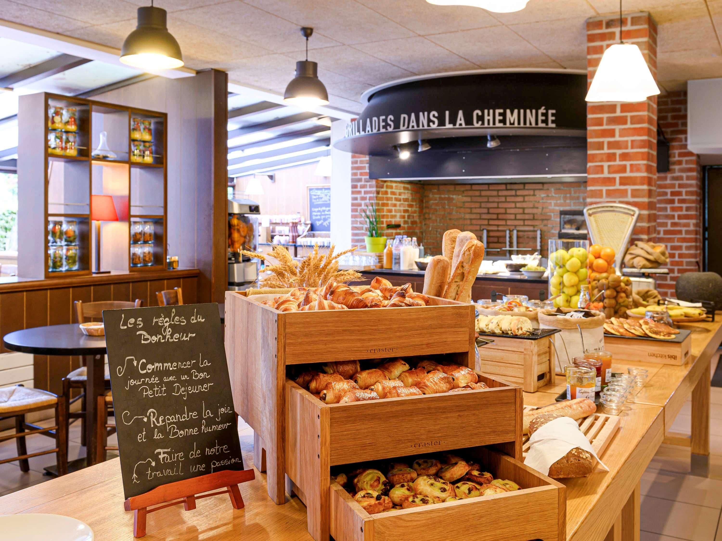 Eine Bäckereitheke mit verschiedenen Backwaren und einem Kreidetafel-Schild.