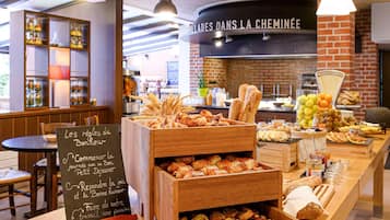 Eine Bäckereitheke mit verschiedenen Backwaren und einem Kreidetafel-Schild.