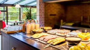Un buffet proposant une variété de plats et de boissons.