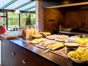 Un buffet proposant une variété de plats et de boissons.