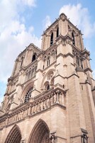 Una catedral grande y ornamentada, con detalles arquitectónicos intrincados y varios ventanales apuntados.