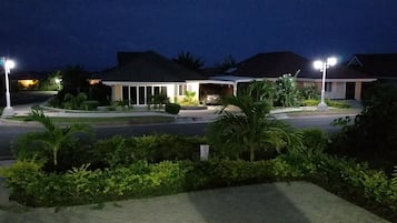 Vista frontal de la propiedad por la tarde o noche