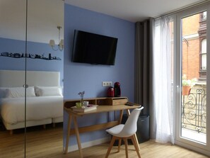 Superior Double or Twin Room | Premium bedding, minibar, in-room safe, desk - Bilbao Art Lodge (Bilbao)