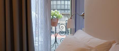 Kahden hengen superior-huone (yksi tai kaksi sänkyä) | Ylelliset vuodevaatteet, minibaari, tallelokero huoneessa, työpöytä