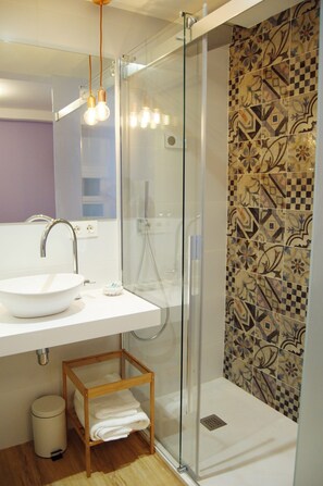 Habitación individual | Baño | Regadera, amenidades de baño gratuitas, secadora de cabello, toallas