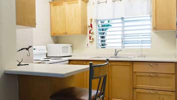 Premium Apartment, 1 Queen Bed, Kitchen, Mountain View | Private kitchen