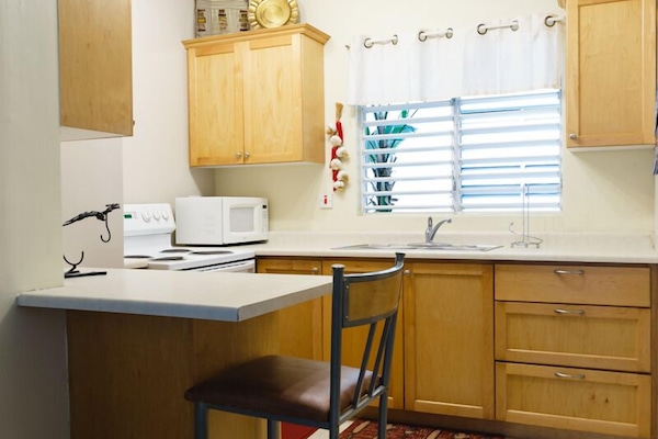 Apartemen Premium, 1 Tempat Tidur Queen, dapur, pemandangan gunung | Dapur pribadi | Lemari es besar, microwave, oven, dan kompor