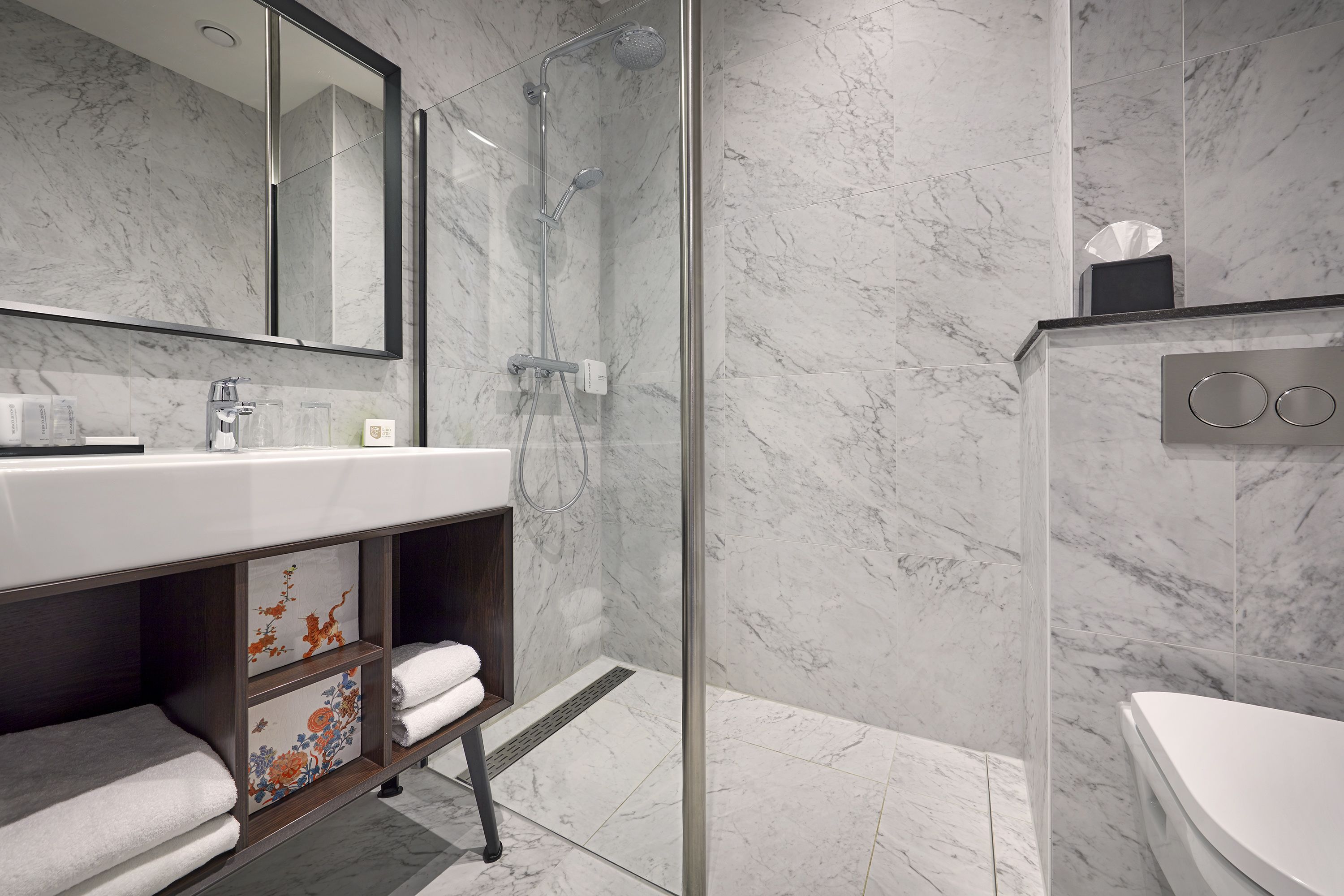 classic double room | bathroom | shower, free toiletries, hair dryer, towels