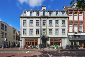 A multi-story building with 'HOTEL LION D'OR' signage, a cafe, and a restaurant named 'Raja Thai' on the ground floor. - Hotel Lion d'Or (Haarlem)