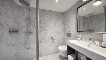 Dusche, kostenlose Toilettenartikel, Haartrockner, Handtücher