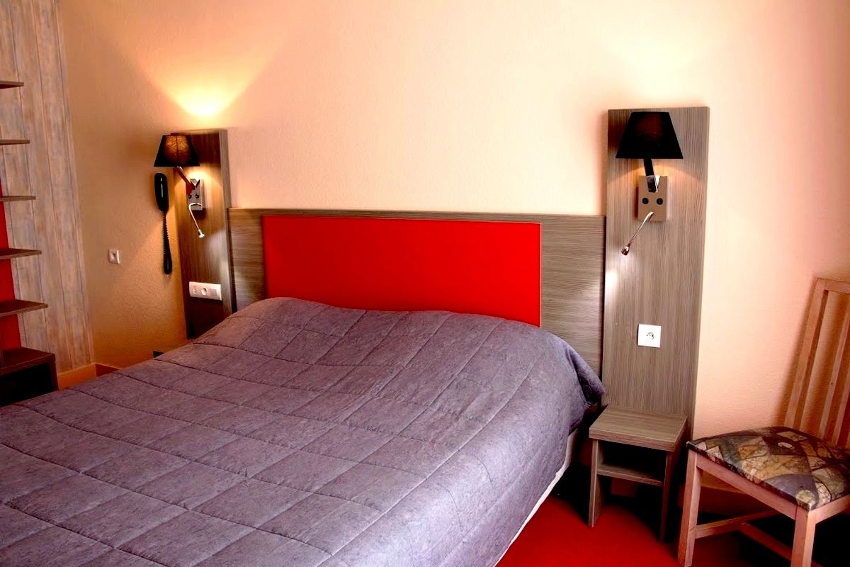 standard double room | in-room safe, desk, free cots/infant beds, free wifi