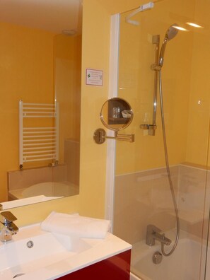 Hair dryer, towels - Hôtel Saint Hubert (Cour-Cheverny)