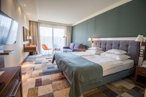 Minibar, brankas, meja kerja, dan tempat tidur bayi gratis