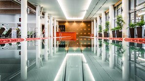 室内游泳池，日光浴躺椅