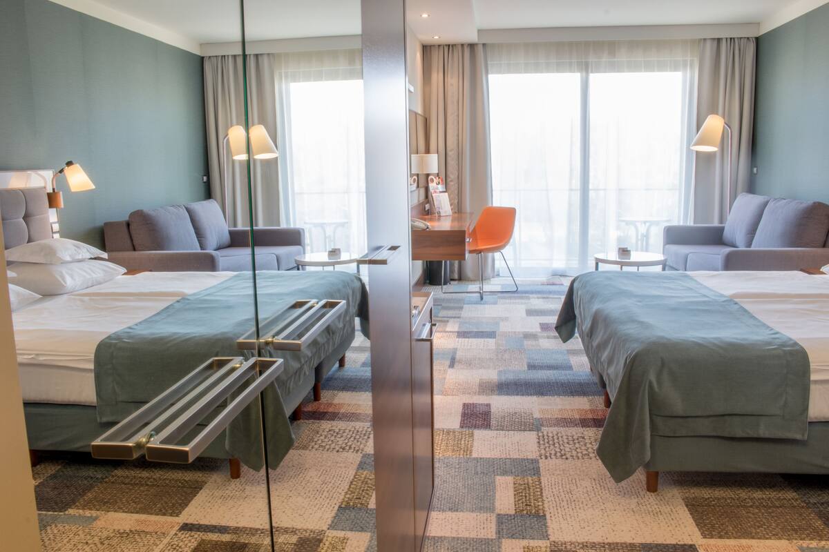 Minibar, in-room safe, desk, cribs (free)